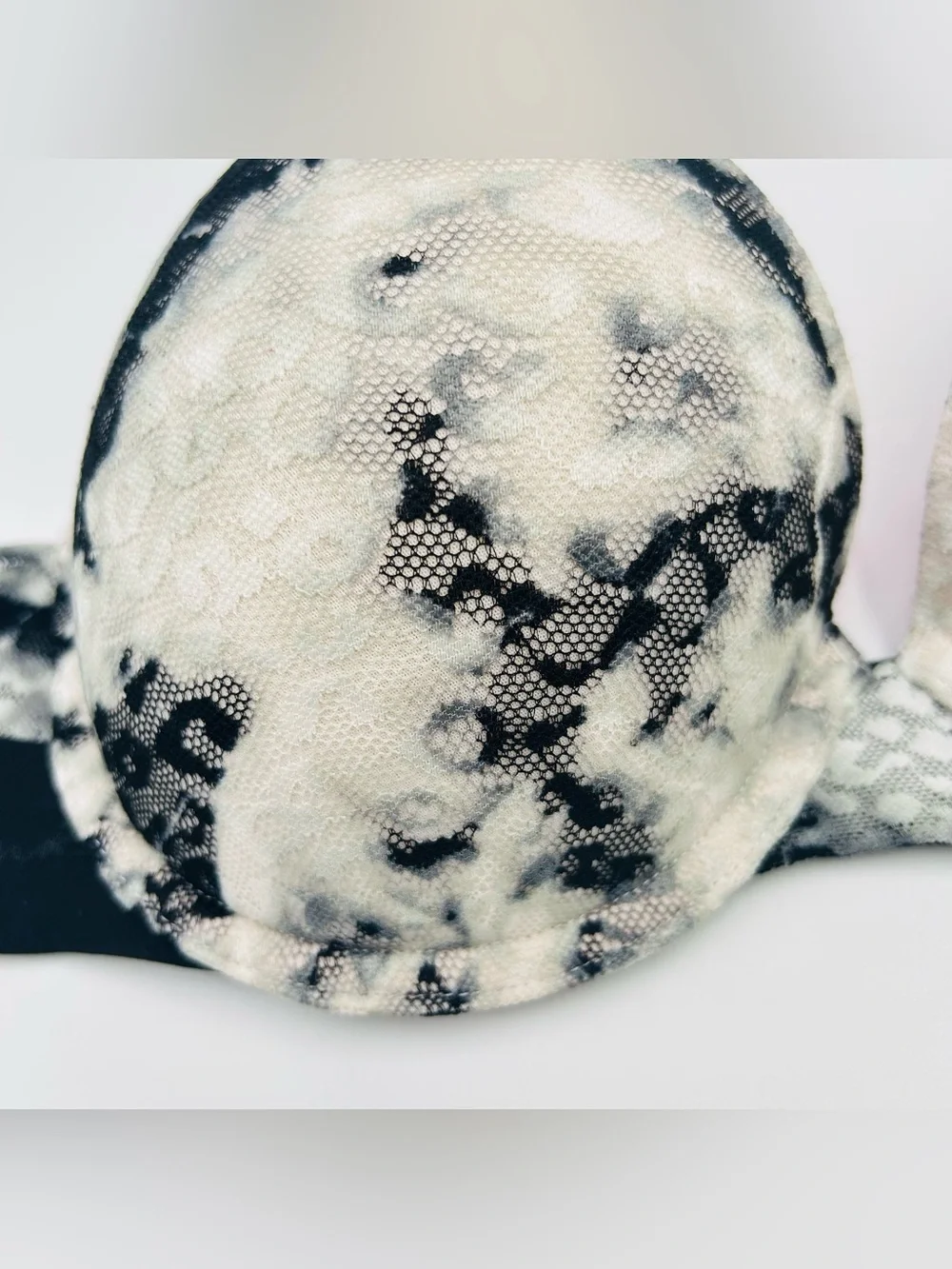 PINK Victoria’s Secret Wear Everywhere Push Up Bra size 34D Black White Lace